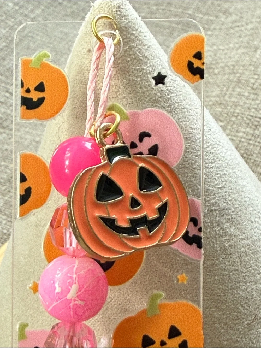 🎃 Acrylic bookmark “Pumpkins” design, beads and 2 Charms. NWOT (Size small )
